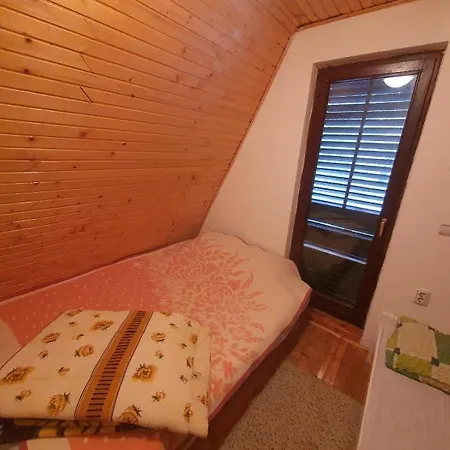 Rujiste Vikendica Weekend House بيت للعطل *